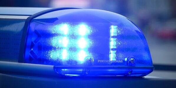 Bei einer Einsatzfahrt in Dorsten kollidierte ein Streifenwagen mit einem PKW, verursachte 8.000 Euro Schaden, jedoch keine Verletzungen.