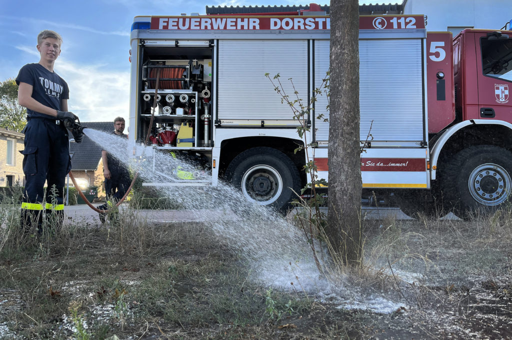 Die Trockenheit in Dorsten hält weiter an. Bürger und Einsatzkräfte bewässern jetzt die Bäume im Stadtgebiet. 