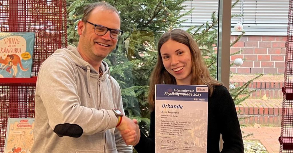 Kai Bleker überreicht Alena Borgmann die Urkunde für ihr erfolgreiches Abscheiden bei der internationalen Physikolympiade. Foto: Gesamtschule Wulfen