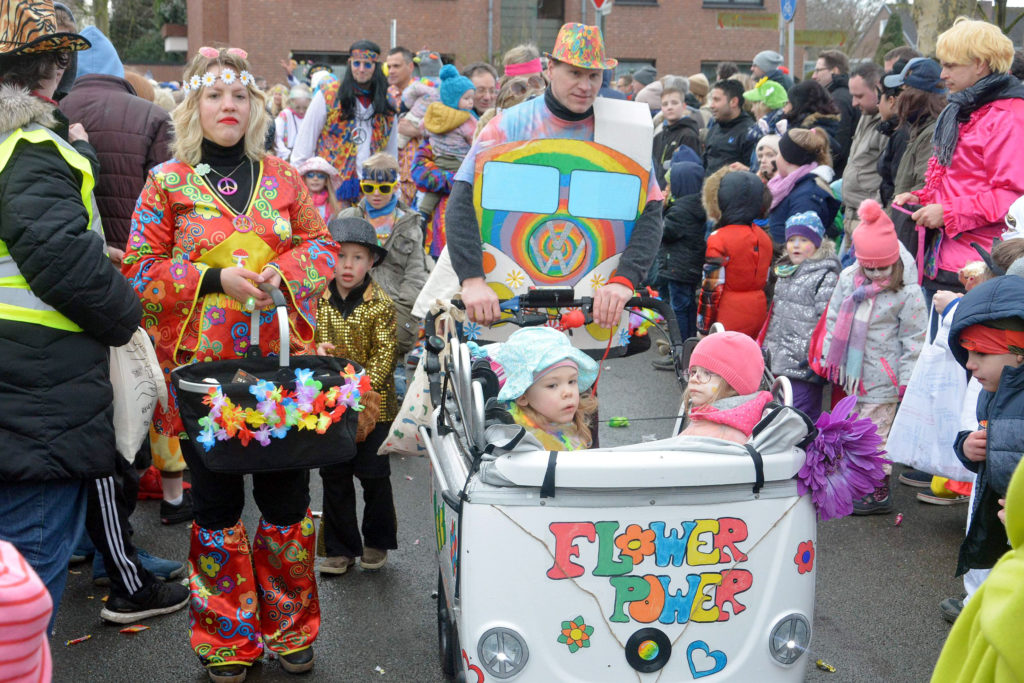 Seit einem halben Jahrhundert erfüllt der Kinderkarnevalsumzug in Holsterhausen die Straßen mit Farben, Freude und unvergesslichen Erinnerungen. 
