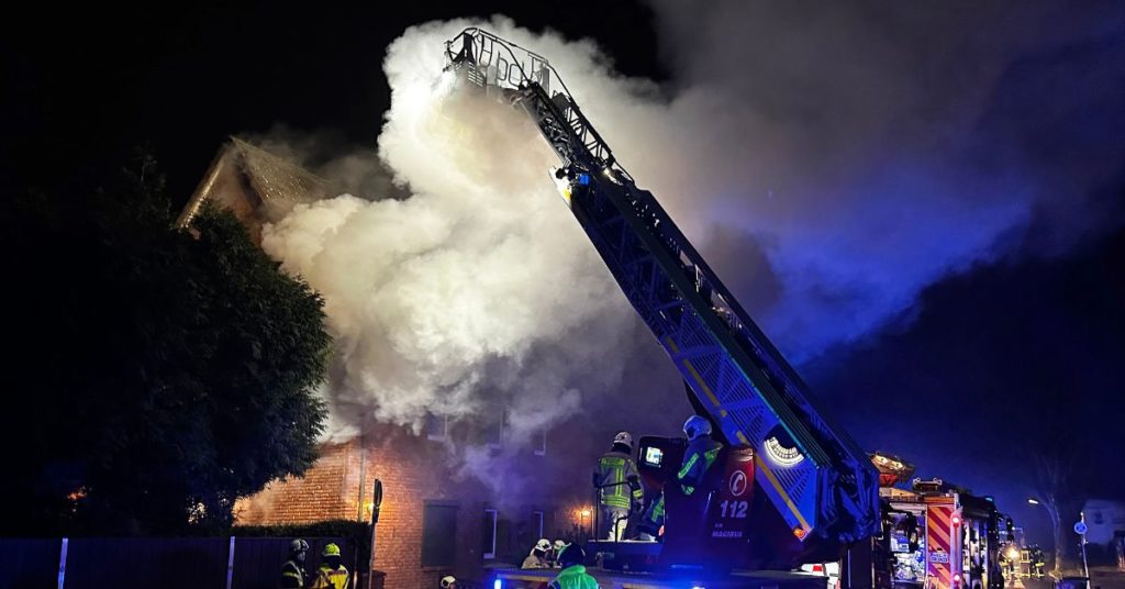 Nächtlicher Brand in der Dorstener Innenstadt greift auf Wohnhaus über / Foto: Bludau