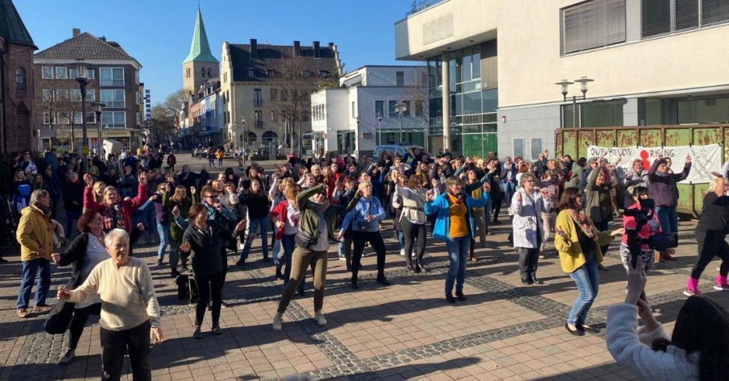 Mehr als 200 Frauen und Männer haben am Dienstag ein Zeichen gegen Gewalt an Frauen und Mädchen gesetzt, in dem sie auf dem Platz der Deutschen Einheit gemeisam zum Song „Break The Chain“ getanzt haben.  / Foto: Stadt Dorsten