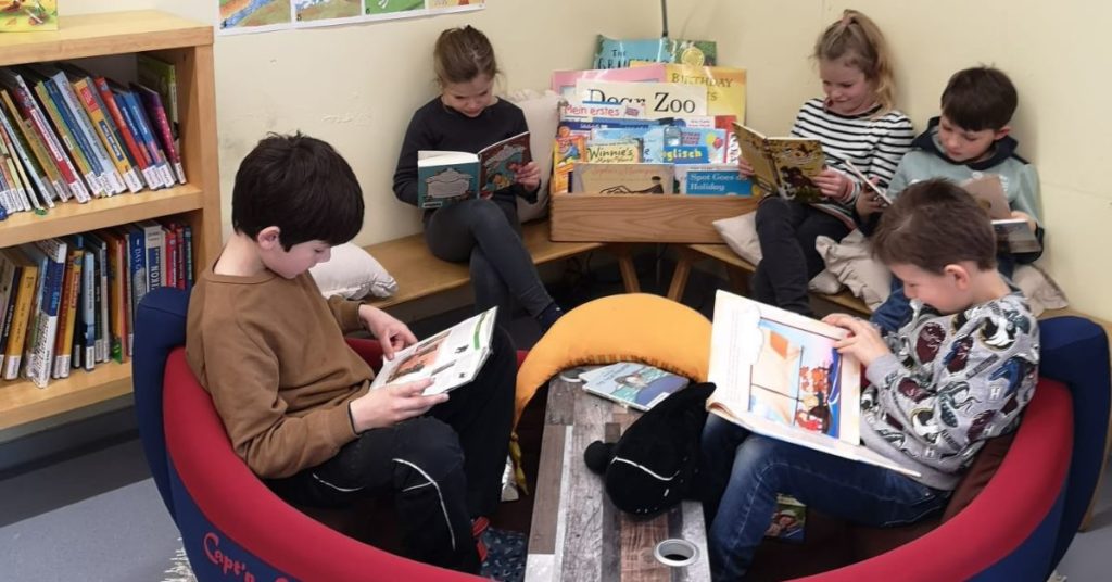 Die Deutener Kinder freuen sich über die neue Schulbücherei. / Foto: Lippert-Knospe
