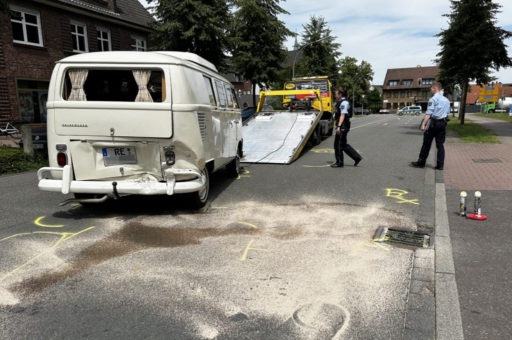 Ein historischer VW-Bulli wurde in Wulfen in einen Unfall verwickelt. Foto: Bludau