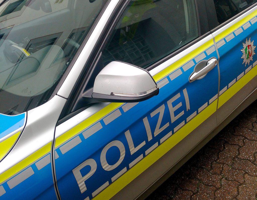 In Dorsten ereignete sich ein Verkehrsunfall, bei dem eine 60-jährige Mülheimer Autofahrerin unter Alkoholverdacht mit einem Warnschild und einem Baustellen-Anhänger kollidierte.