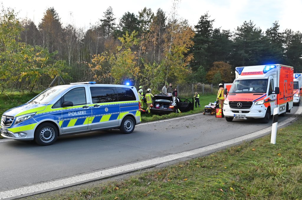 Unfall auf A31 bei Dorsten/Schermbeck: Fahrer (90) und Beifahrerin (81) aus Dorsten ins Krankenhaus gebracht.