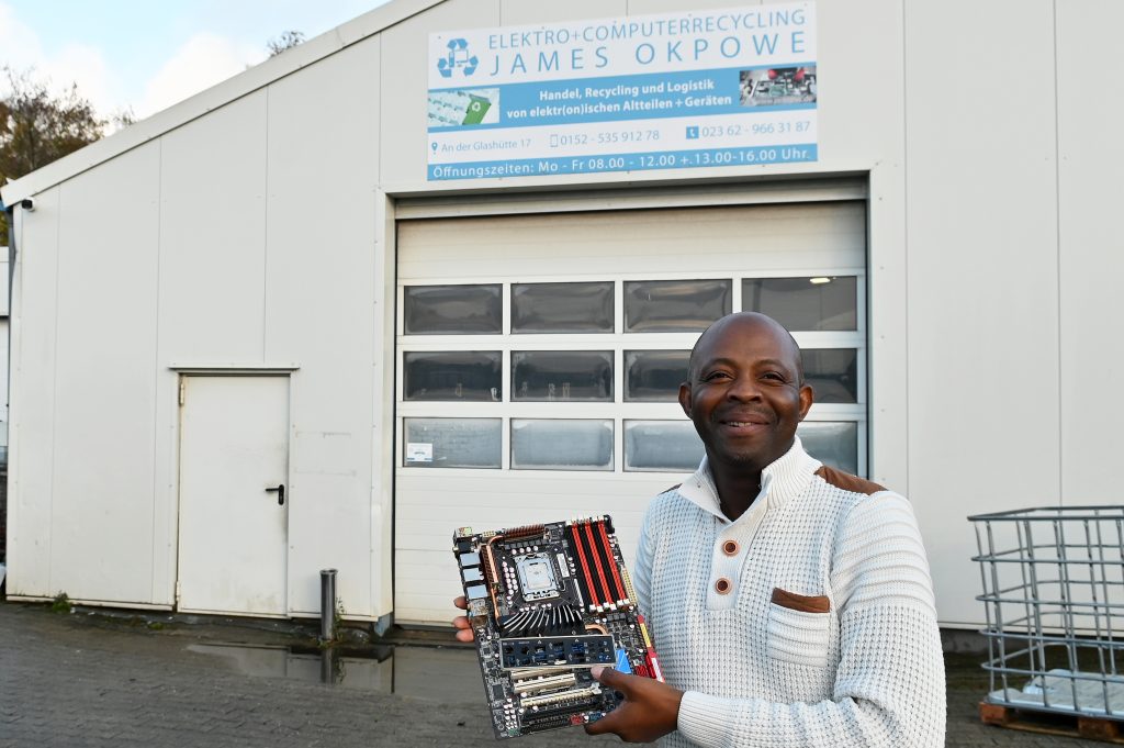 Inmitten der Herausforderungen der elektronischen Abfallbewältigung hat James Okpowe ein klares Ziel vor Augen: Die Förderung einer nachhaltigen Zukunft durch Elektro- & Computerrecycling.