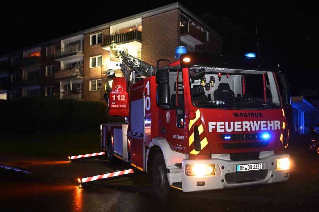 Nachbarn bemerkten in Hervest einen Feuerschein in der gegenüberliegenden Wohnung und alarmierten die Feuerwehr.