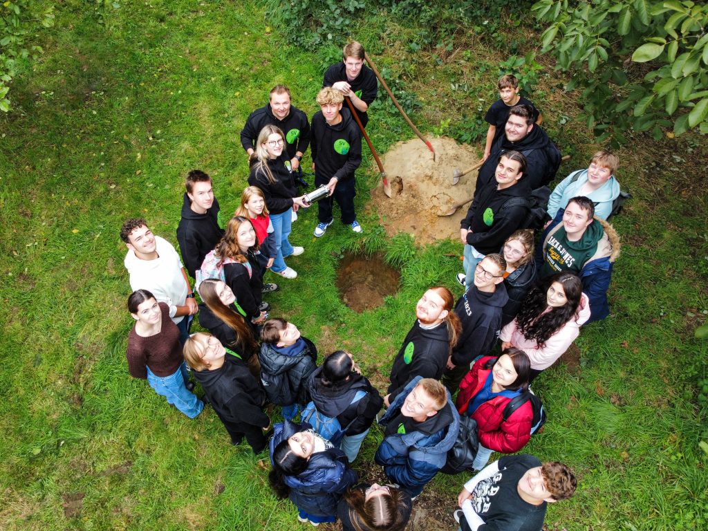 Zum Jubiläum der Gesamtschule Wulfen (GSW) haben Schülerinnen und Schüler eine Zeitkapsel vergraben, die in 20 Jahren wieder zum Vorschein kommen soll.