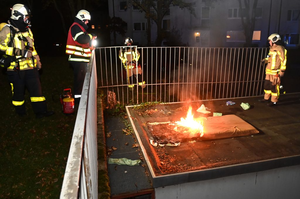 Eine brennende Matratze löschte die Feuerwehr Wulfen am Freitagabend (03.11.2023) auf dem Dach einer Trafostation an der Barkenberger Allee.