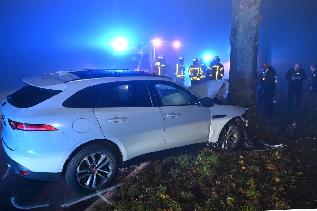 17.11.2023 - Dorsten - Unfall im Nebel auf der Rhader Straße in Dorsten-Lembeck – Jaguar kracht gegen Baum – Fahrer wird schwerverletzt.