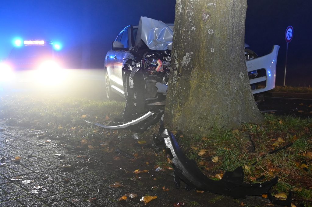 17.11.2023 - Dorsten - Unfall im Nebel auf der Rhader Straße in Dorsten-Lembeck – Jaguar kracht gegen Baum – Fahrer wird schwerverletzt.