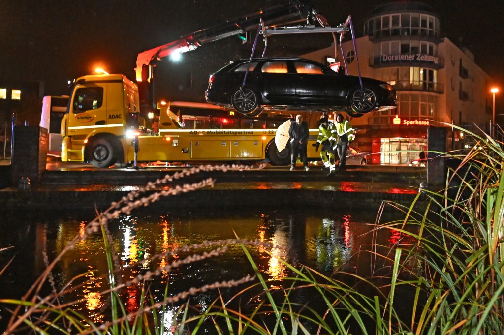 In der Dorstener Innenstadt kam es zu einem spektakulären Unfall: . Ein Audi ist in die Wall- und Grabenanlage gefahren und landete im Wasser.