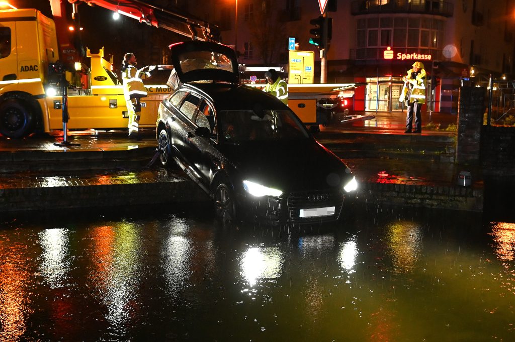 In der Dorstener Innenstadt kam es zu einem spektakulären Unfall: . Ein Audi ist in die Wall- und Grabenanlage gefahren und landete im Wasser.
