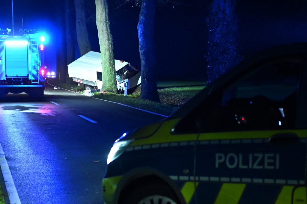 In der Nacht von Samstag auf Sonntag kam es in Dorsten-Lembeck zu einem schweren Unfall, bei dem der Fahrer eines Klein-Transporters lebensgefährlich verletzt wurde. 