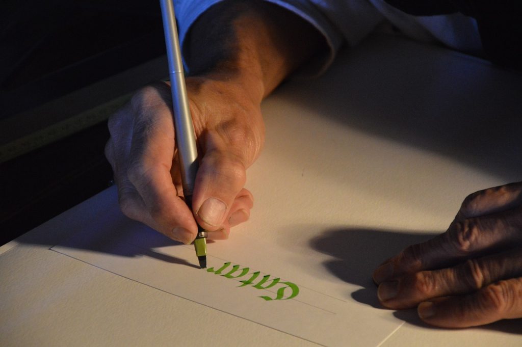 Schönschreiben: Kalligrafie meets Handlettering – ein Schrift-Workshop, der sich mit dem Schreiben mit Spitz- und Breitfedern und dem experimentellen Kalligrafieren, der Kunst des schönen Schreibens beschäftigt.