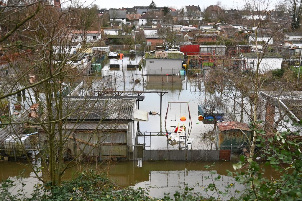 Mehrere Kleingärten samt Gartenhäusern stehen wegen der Hochwasserlage in Dorsten bereits Knietief im Wasser.