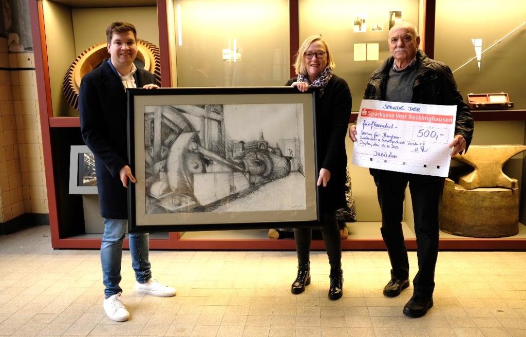 Die Sparkasse Vest aus Dorsten bzw. Hervest überreichten dem Bergbauverein Dorsten neben ihrer Spende von 500 Euro ein weiteres Geschenk.