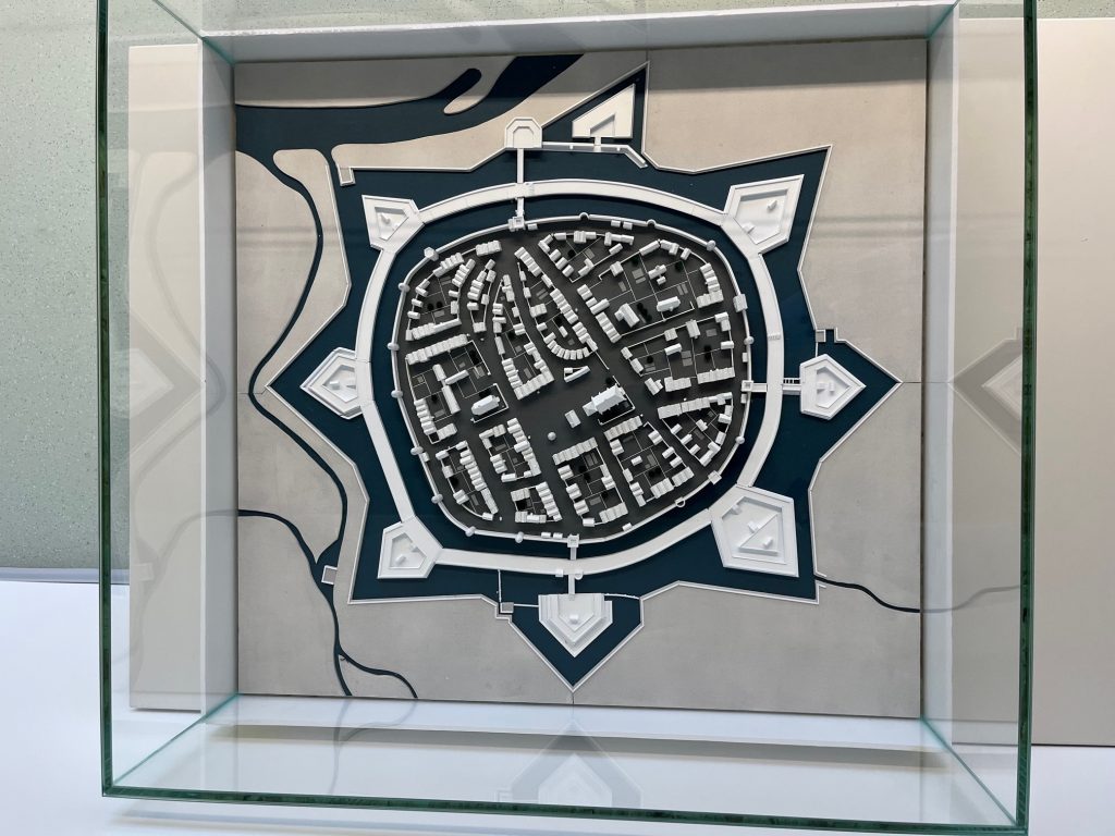 Im Dorstener Stadtarchiv im Gebäude der VHS können Bürgerinnen und Bürger ab sofort ein Stadtmodell nach Vorlage der Stiche von Merian aus dem Jahr 1647 besichtigen.
