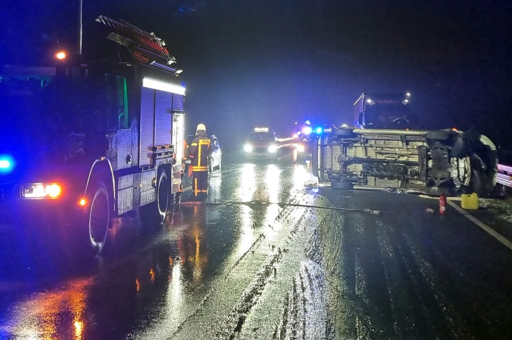 Bei winterlichen Straßenverhältnissen ereignete sich gestern auf der Autobahn A31 ein Alleinunfall eines Transporters. Der Fahrer erlitt leichte Verletzungen, während der Unfall zu erheblichen Verkehrsbehinderungen führte.