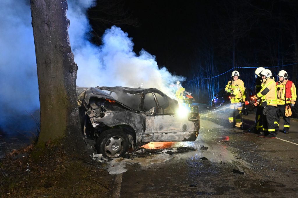 Ein tödlicher Unfall ereignete sich auf der B 224 in Dorsten. Ein Mercedes krachte gegen einen Baum und ging in Flammen auf. 