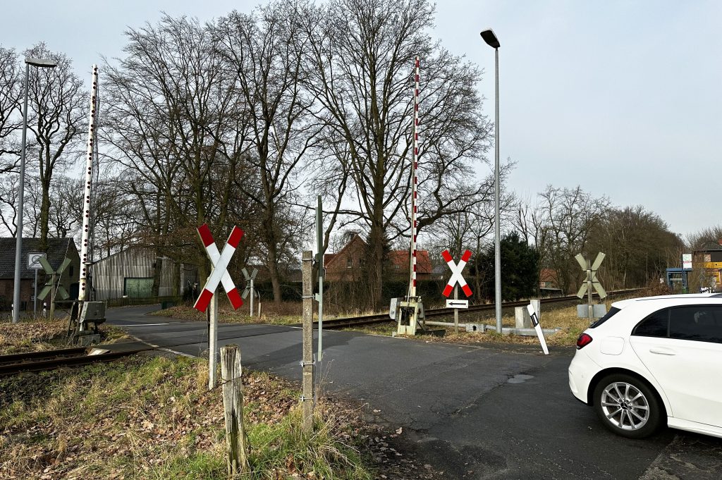 Für Sanierungsarbeiten wird ab Mittwoch der Bahnübergang Kirchweg in Deuten voll und ab Montag die Weseler Straße (B 58) halbseitig gesperrt.