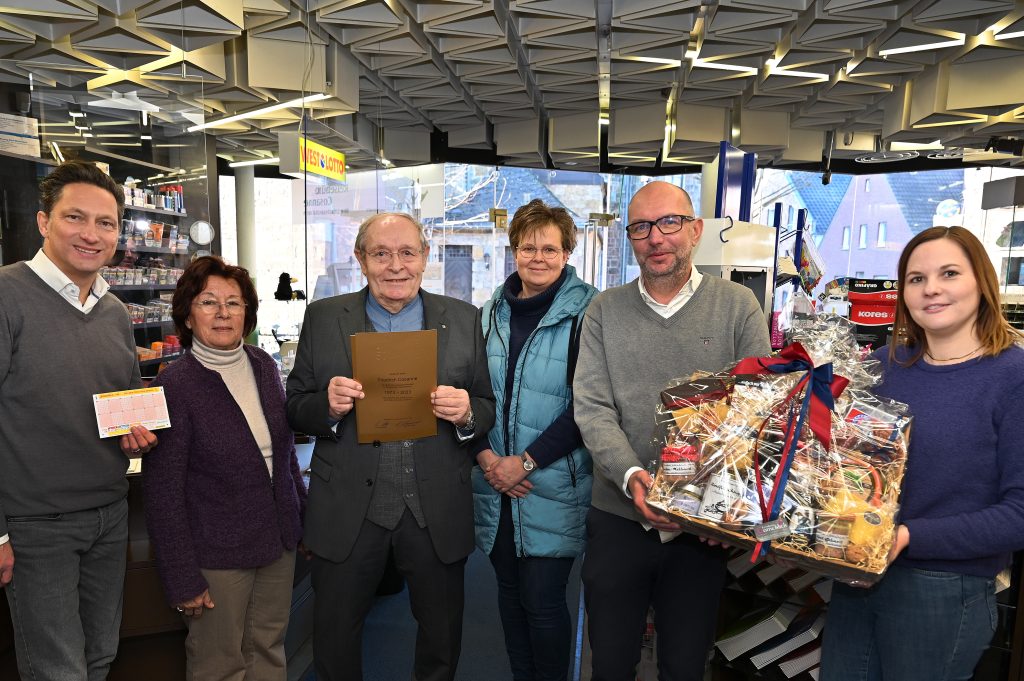 Fritz Cosanne (76) leitet in Dorsten-Lembeck seit 50 Jahren eine der ältesten Lotto-Annahmestellen in NRW.