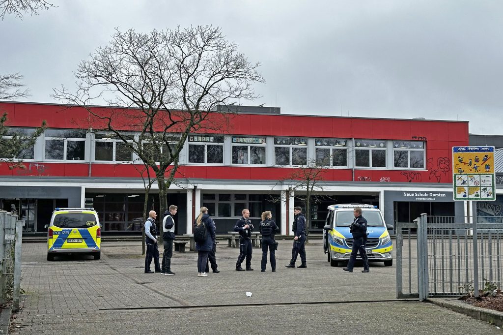 Wieder ein großer Einsatz für Polizei und Feuerwehr an der Neuen Schule Dorsten: Eine Bombendrohung sorgte heute für Aufregung und Schulabbruch.