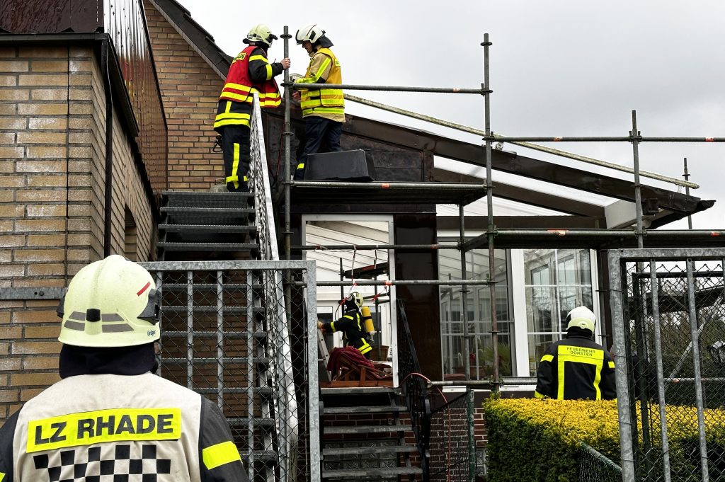Am Montagnachmittag (19. Februar 2024) ist die Feuerwehr mit mehreren Löschzügen zu einem Brand an einem Wohnhaus nach Dorsten-Rhade ausgerückt. 