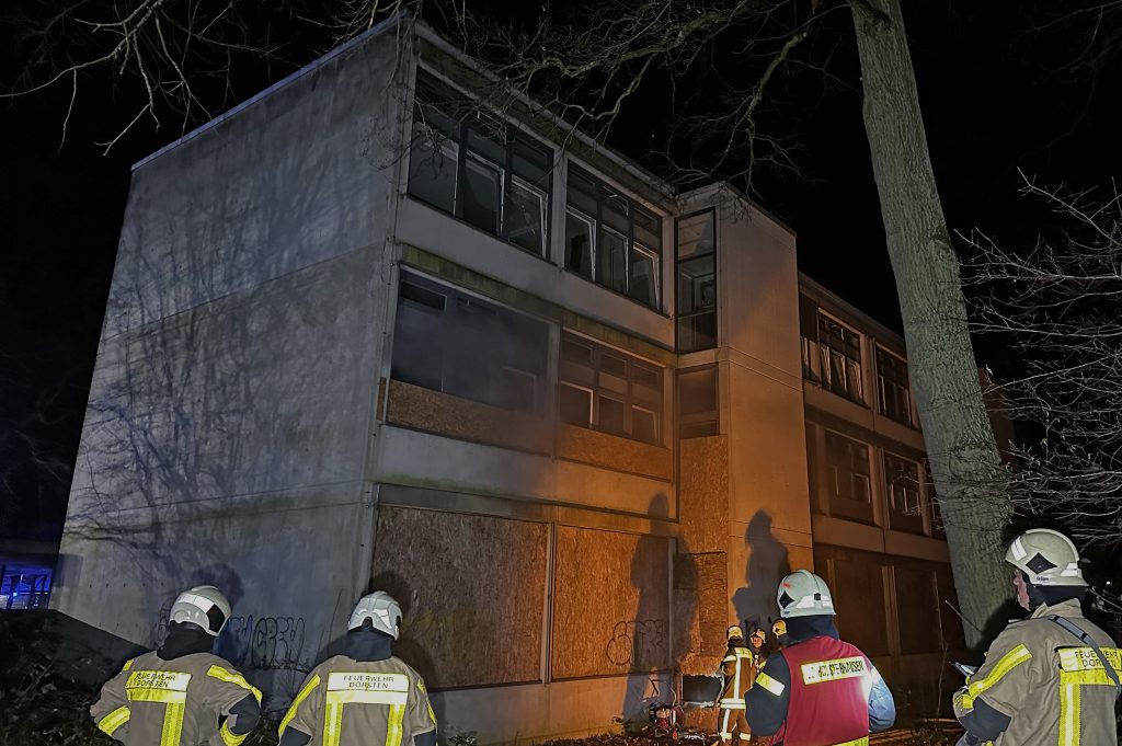 Abendlicher größerer Feuerwehr-Einsatz in ehemaliger Schule in Dorsten – Bewohner und Sicherheitsdienst einer Notunterkunft für Geflüchtete hörten Knallgeräusche und wählten den Notruf.