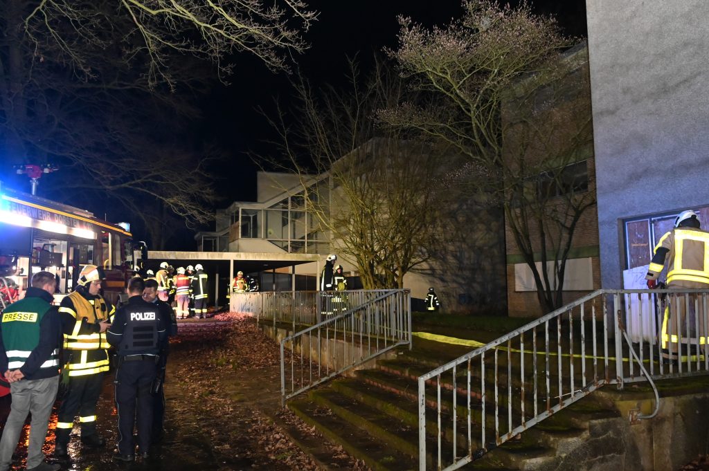 Abendlicher größerer Feuerwehr-Einsatz in ehemaliger Schule in Dorsten – Bewohner und Sicherheitsdienst einer Notunterkunft für Geflüchtete hörten Knallgeräusche und wählten den Notruf.