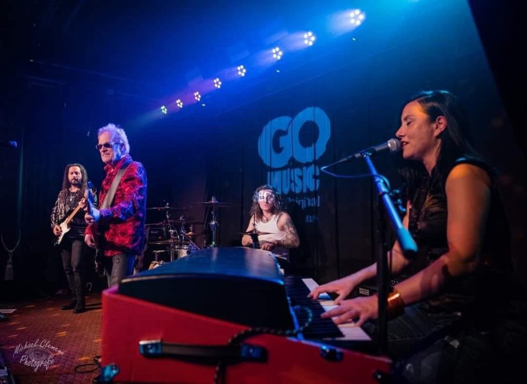 Die Dorstenerin Svenja Schmidt ist zu Gast mit der Band GO Music im Vinylcafe Dorsten mit der UNVERFÄLSCHT Tour 2024.