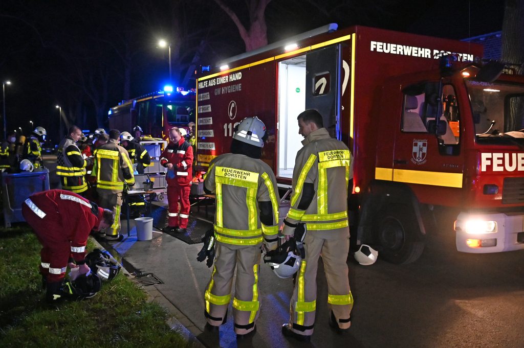 In der Nacht zum Mittwoch erschütterte ein tödlicher Wohnungsbrand den Ortsteil Wulfen in Dorsten, bei dem ein 44-jähriger Mann trotz umgehender Rettungsversuche sein Leben verlor.