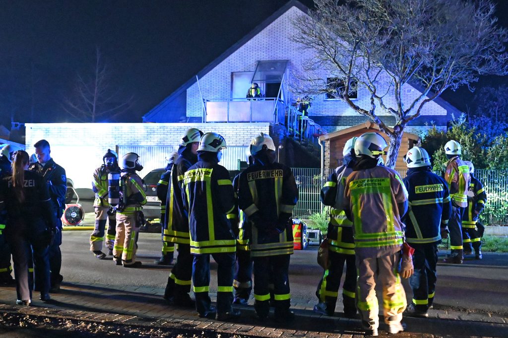 In der Nacht zum Mittwoch erschütterte ein tödlicher Wohnungsbrand den Ortsteil Wulfen in Dorsten, bei dem ein 44-jähriger Mann trotz umgehender Rettungsversuche sein Leben verlor.