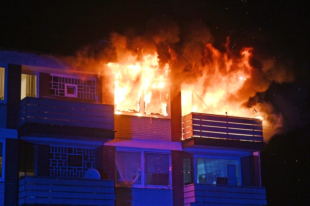 In der Nacht zum Sonntag ereignete sich in Hervest-Dorsten ein verheerender Wohnungsbrand, der mutige Rettungsaktionen und dramatische Szenen zur Folge hatte.