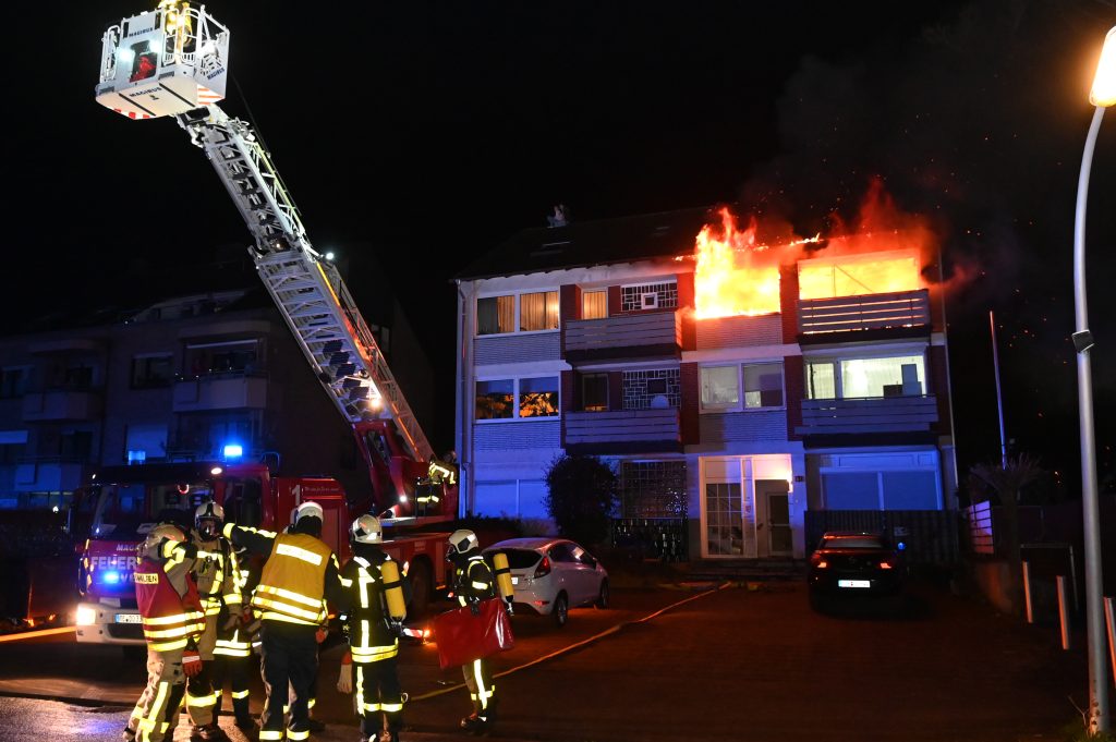 In der Nacht zum Sonntag ereignete sich in Hervest-Dorsten ein verheerender Wohnungsbrand, der mutige Rettungsaktionen und dramatische Szenen zur Folge hatte.