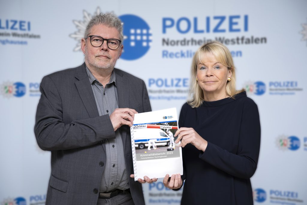 Polizeipräsidentin Friederike Zurhausen und der Leitende Kriminaldirektor Jürgen Häusler stellen den Kriminalitätsbericht 2023 vor. 