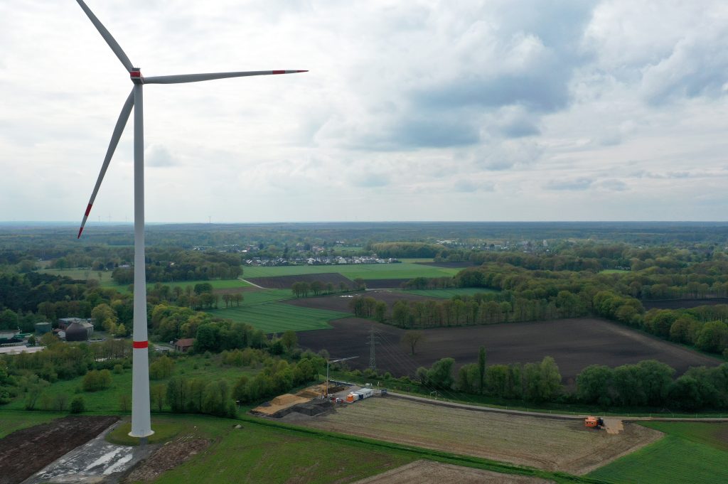 Das neue Umspannwerk für den Windpark "Große Heide" befindet sich im Bau. Dieses Infrastrukturprojekt wird die Energie des Windparks bündeln und verteilen.