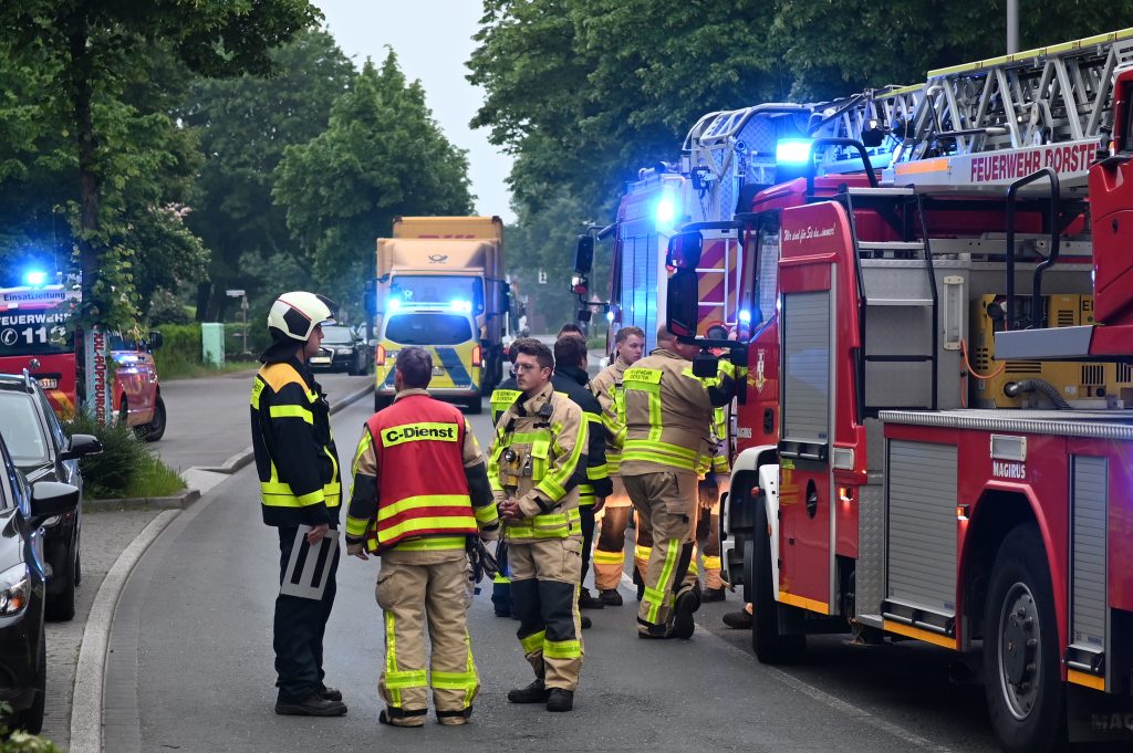 Die Feuerwehr hat in Dorsten Feldmark eine bewusstlose Person aus einer brennenden Wohnung gerettet.