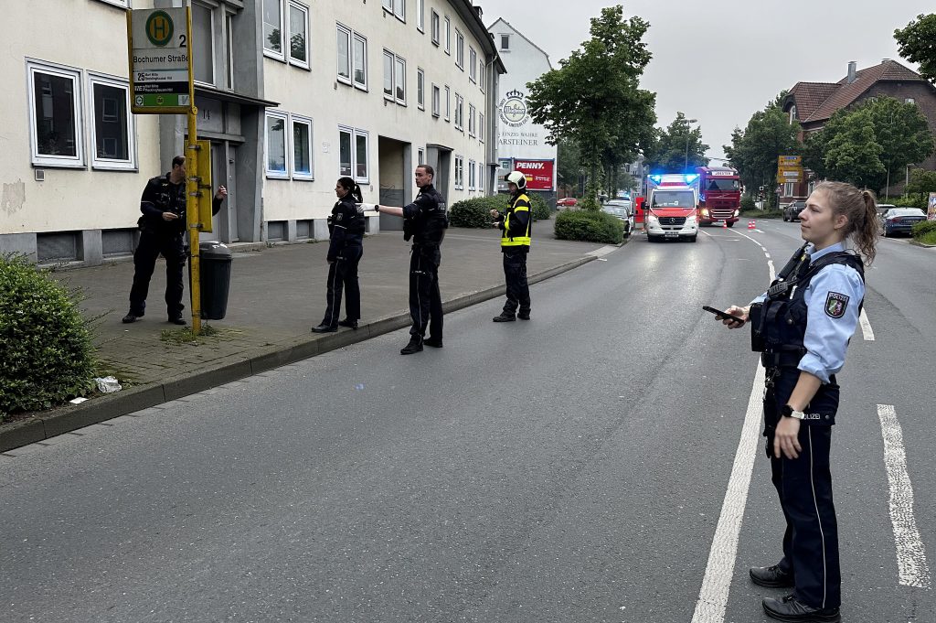 Die Feuerwehr hat in Dorsten Feldmark eine bewusstlose Person aus einer brennenden Wohnung gerettet.