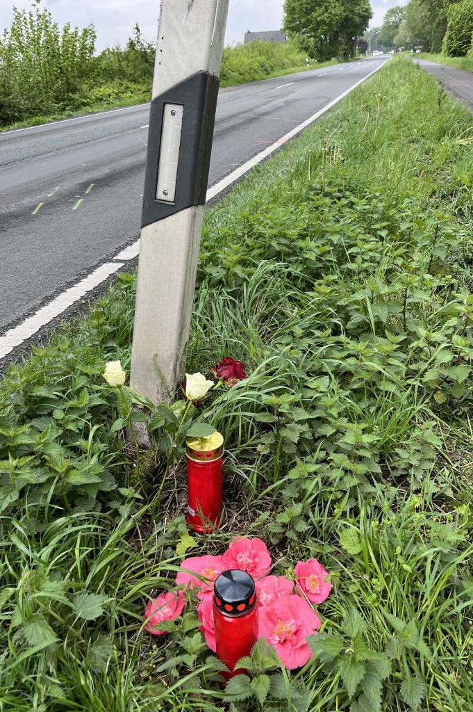 Nach dem tödlichen Unfall auf Lippramsdorfer Straße in Dorsten-Lembeck haben Hinterbliebene eine Trauerstelle eingerichtet. 